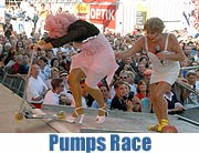 Das Pumps Race - Wettlauf in High Heels (©Foto: Martin Schmitz)